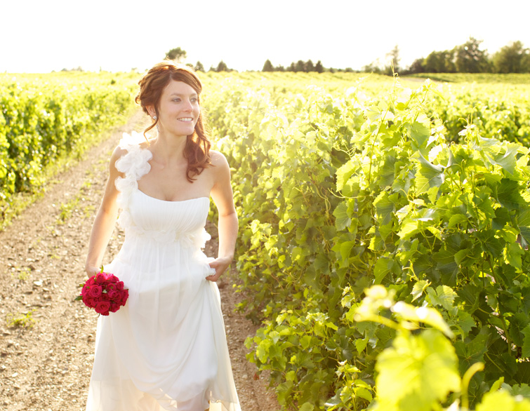 Mari&eacute;e marchant dans un vignoble de la vall&eacute;e de Dunham